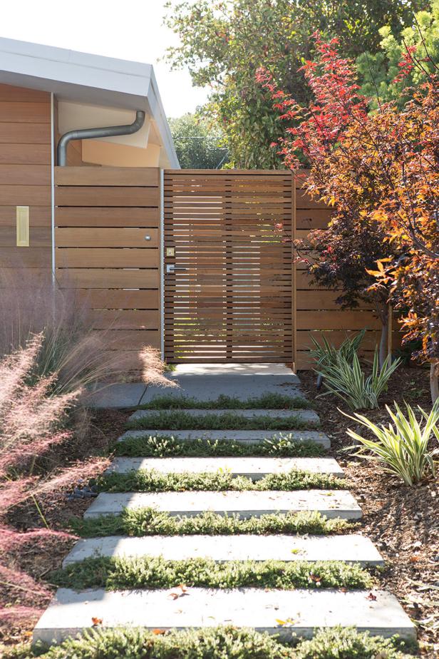 What a beautiful modern wooden gate with varied width boards. This is overkill for my scenario because of the front-facing lock and doorbell, but the rest of the details are fantastic. #modern wooden fence gate inspiration via www.L-2-Design.com