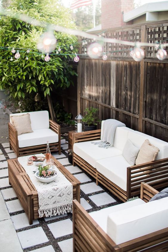 An unused side yard becomes a great patio design with pavers thanks to some DIY effort. Proof that small, simple moves can still make big statements. Backyard inspiration via www.L-2-Design.com