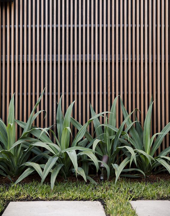 I could just stare at this modern vertical fence pattern all day. #backyard inspiration via www.L-2-Design.com