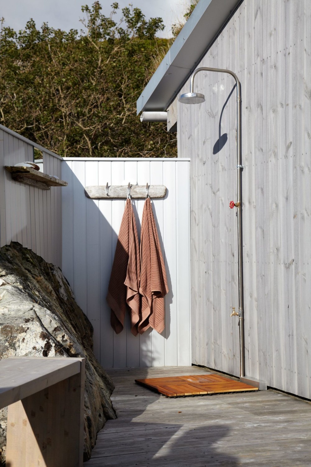 Another simple solution, this outdoor shower has a spicket for the days you need to rinse off after a mow or a walkabout in bare feet, as well as a shower for the days you get a bit dirtier. #backyard inspiration via www.L-2-Design.com