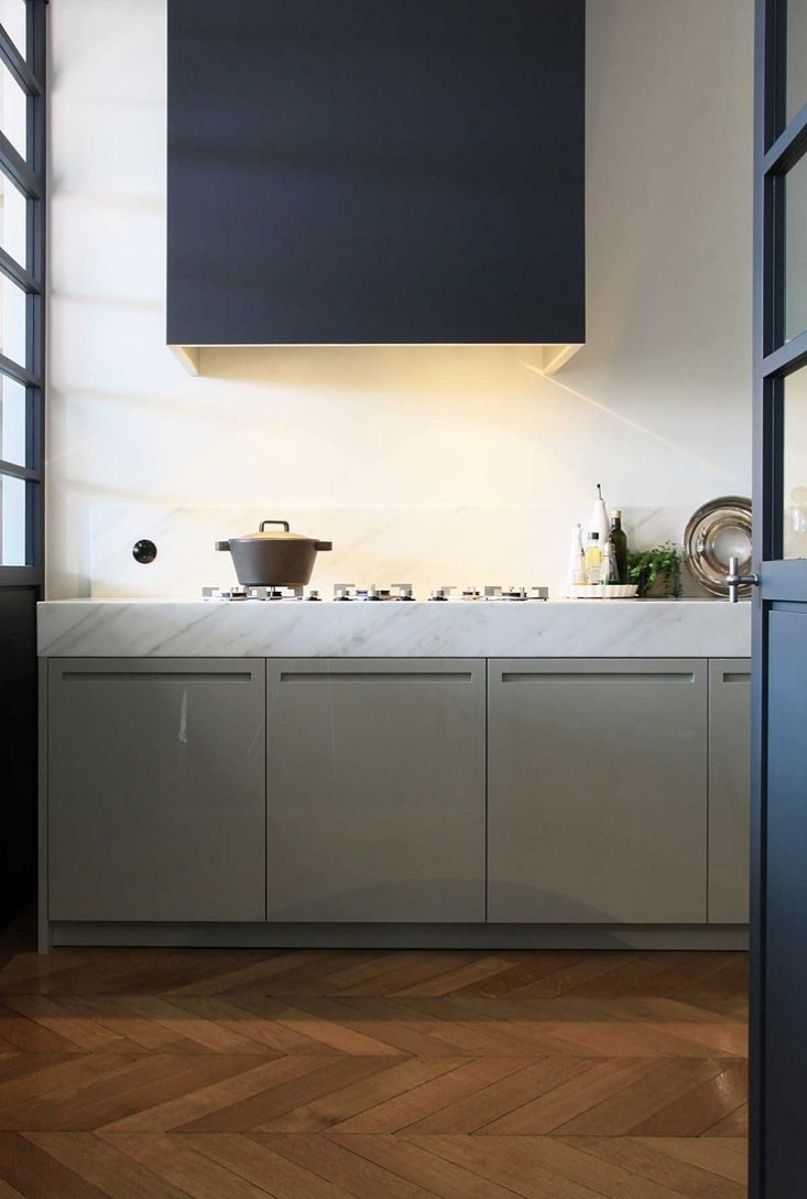 This range hood captures a simplicity of form and function, while clearly making a statement with its simple shape and deep color. #kitcheninspiration via www.L-2-Design.com